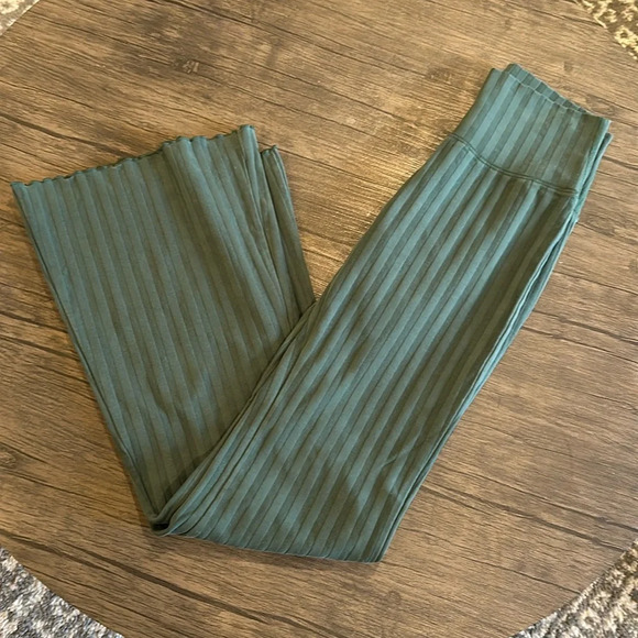 aerie Pants - OFFLINE by AERIE OG Flare High Rise Leggings Ribbed in Sage green size Medium